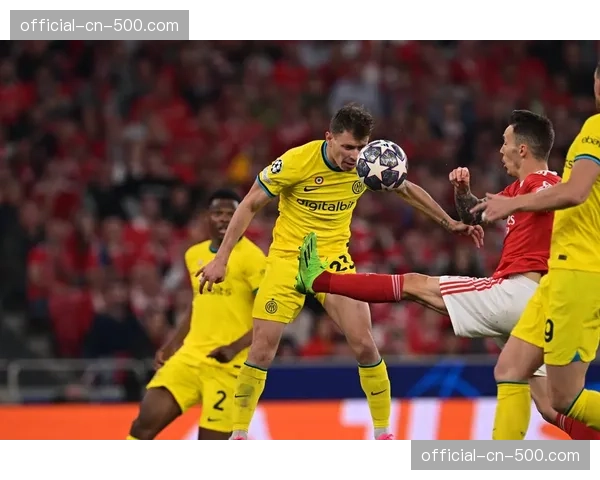 特写镜头:国米中场巴雷拉在一次丢失球权后,立即向队友示意高位逼抢 特写镜头:国米中场巴雷拉在一次丢失球权后,立即向队友示意高位逼抢