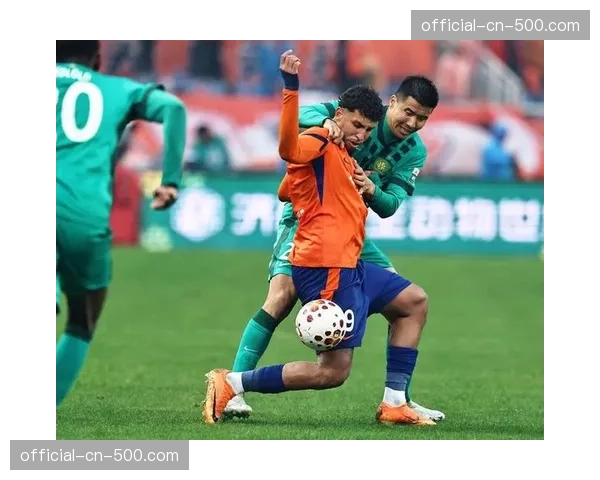 【2026年4月中超联赛·赛中·聚焦特写:暴雨中完成关键扑救,王大雷力保山东泰山球门不失 【2026年4月中超联赛·赛中·聚焦特写:暴雨中完成关键扑救,王大雷力保山东泰山球门不失